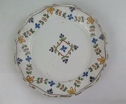 null NEVERS.

Ensemble de cinq assiettes à décor floral polychrome.

XVIIIème siècle.

D_23...