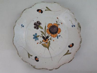 null NEVERS.

Ensemble de cinq assiettes à décor floral polychrome.

XVIIIème siècle.

D_23...