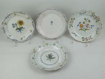 null NEVERS.

Ensemble de quatre assiettes à décor floral.

XVIIIème siècle.

D_23...