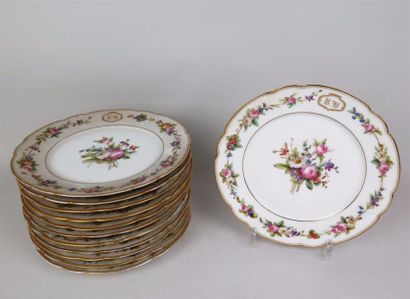 null PARIS

Suite de douze assiettes en porcelaine à décor polychrome de bouquets...