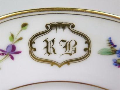 null PARIS

Suite de douze assiettes en porcelaine à décor polychrome de bouquets...