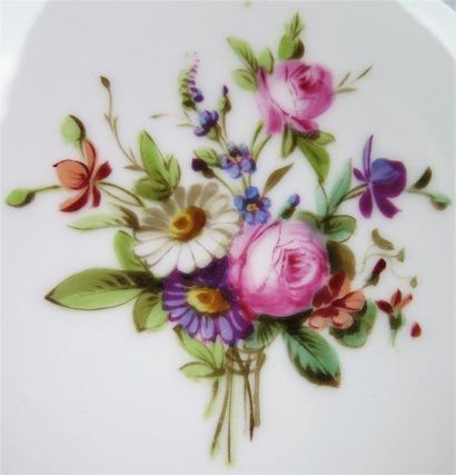 null PARIS

Suite de douze assiettes en porcelaine à décor polychrome de bouquets...