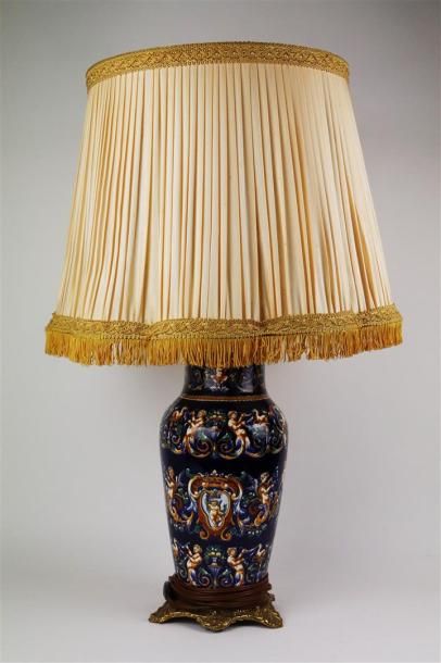 null GIEN. 

Lampe à décor Renaissance, avec son abat-jour. 

H_45,5 cm.
