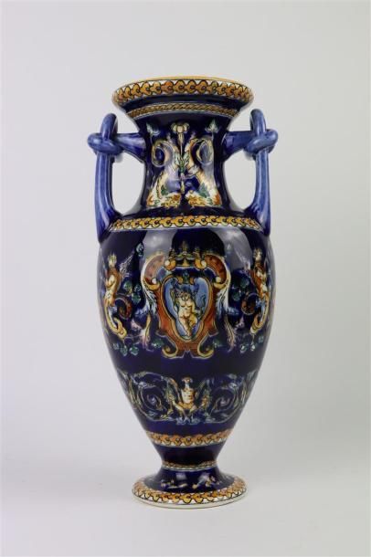 null GIEN.

Vase à anses en faience polychrome à décor Renaissance sur fond bleu...