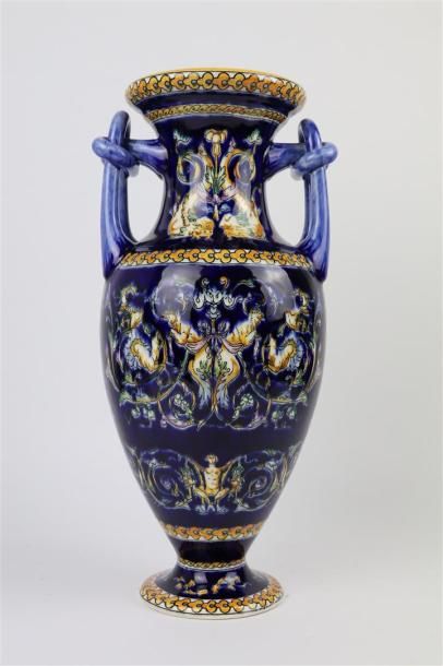 null GIEN.

Vase à anses en faience polychrome à décor Renaissance sur fond bleu...