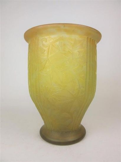 null DAUM Nancy France

Vase en verre marmoréen jaune à décor en relief de feuillages...