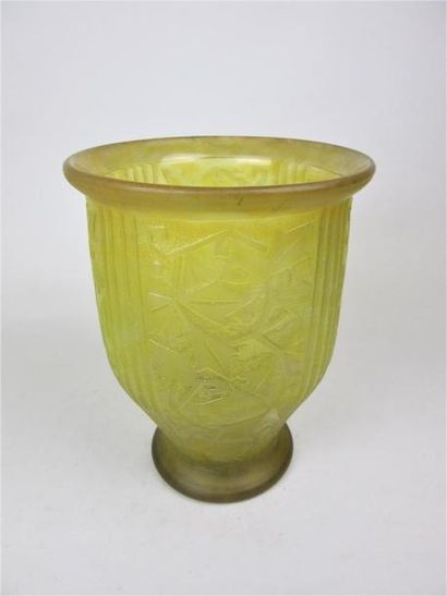 null DAUM Nancy France

Vase en verre marmoréen jaune à décor en relief de feuillages...