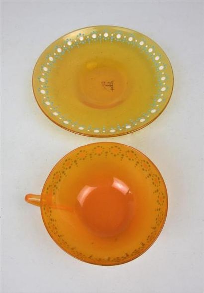 null DAUM Nancy 

Tasse et sa sous- tasse en verre orange émaillé blanc et turquoise...
