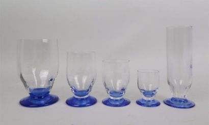 null DAUM à Nancy

Partie de service de verres en cristal incolore et bleu comprenant...