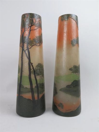 null LEGRAS

Paire de vases en verre émaillé à décor polychrome de paysages vosgiens

H_35...
