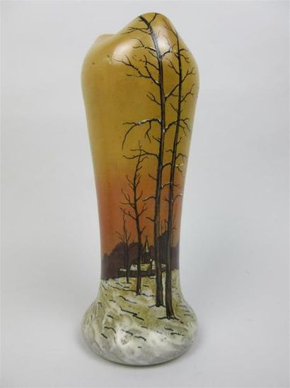 null LEGRAS

Paire de vases en verre émaillé d'une fagoteuse évoluant dans un paysage...