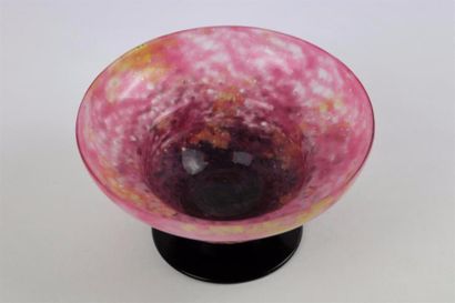 null SCHNEIDER.

Coupe sur piédouche en verre marmoréen à fond rose.

H_8,8 cm D_16,4...