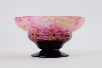 null SCHNEIDER.

Coupe sur piédouche en verre marmoréen à fond rose.

H_8,8 cm D_16,4...