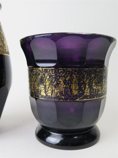 null MOSER

Deux vases à frise or sur fond violet, vers 1925

H_12 cms et 17,5 c...