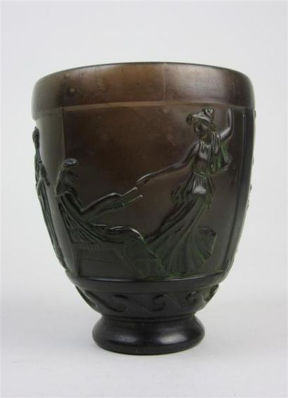 null Georges de FEURE (1868-1943).

Vase en verre violine à décor d'athéniennes.

Haut_13,7...