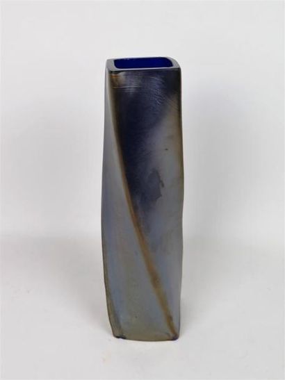 null LOETZ (attribué à)

Vase en verre irisé de forme libre

Vers 1900

H_29.7 cm...