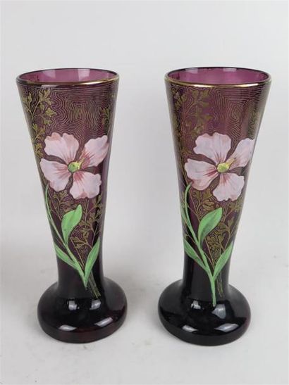 null Paire de vases en verre émaillé violet à décor d'une fleur et de branchages...
