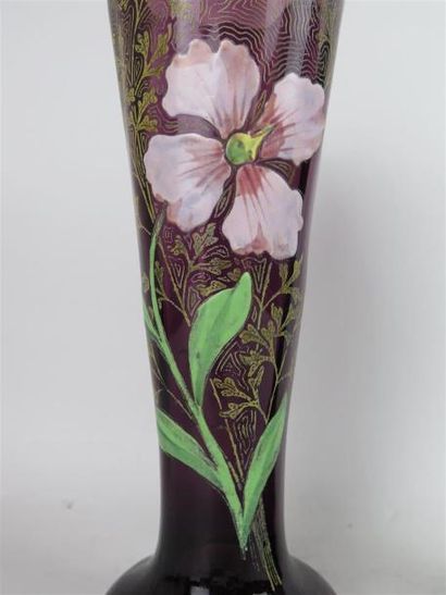 null Paire de vases en verre émaillé violet à décor d'une fleur et de branchages...