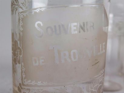null Ensemble de quatre verres et une tasse, les verres gravés "souvenir de Trouville",...