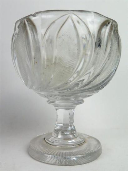 null Drageoir et calice en cristal, le calice figurant des feuilles en relief

XIXème...