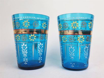 null Paire de verres à décor émaillé de fleurs stylisées sur fond bleu

Vers 1900

H_10.5...
