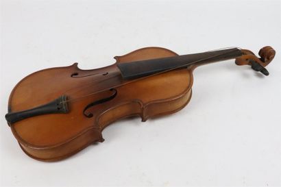 null Violon d'après Stradivarius.

Travail de Mirecourt du début du XXème siècle.

L_33...