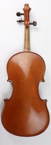 null Violon 3/4 étiquette Stradivarius Cremone et AS dans un cercle.

L_330 mm.

Avec...