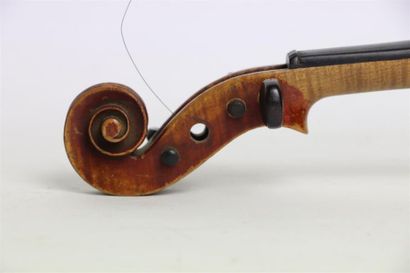 null Violon 3/4 étiquette Stradivarius Cremone et AS dans un cercle.

L_330 mm.

Avec...