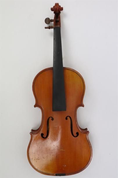 null Violon 1/2 Mirecourt.

XXème siècle.

Etiquette apocryphe Stradivarius.

(Assez...