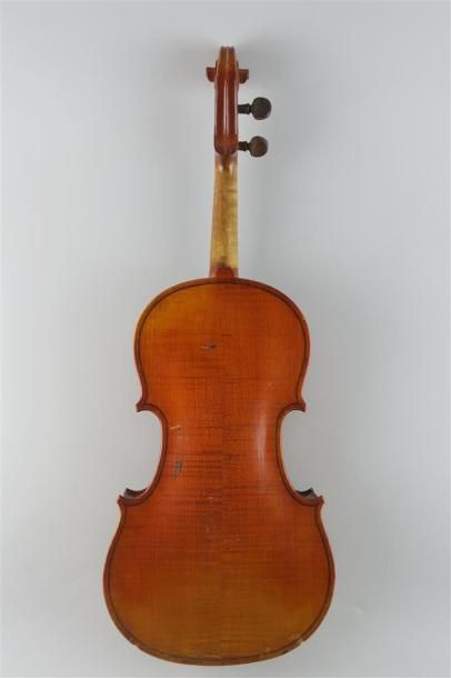 null Violon 1/2 Mirecourt.

XXème siècle.

Etiquette apocryphe Stradivarius.

(Assez...