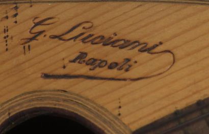null Mandoline napolitaine par G.Luciani à Rapoli. 

H_60 cm. 

Fente au revers