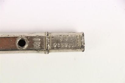 null Flûte en métal marquée M.I. et déposé.

L_32,5 cm