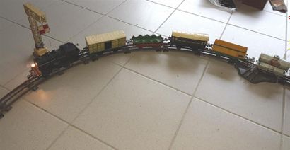 null Coffret en bois contenant : 

1 locomotive HORNBY.

1 locomotive JEP avec tender....