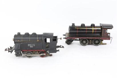 null Coffret en bois contenant : 

1 locomotive HORNBY.

1 locomotive JEP avec tender....
