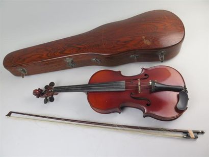 null Violon Mirecourt.

XXème siècle. 

Etiquette apocryphe Stradivarius.

L:35,8...
