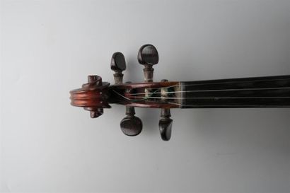null Violon Mirecourt.

XXème siècle. 

Etiquette apocryphe Stradivarius.

L:35,8...