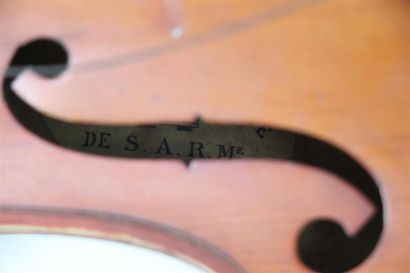 null Violon Mirecourt.

XXème siècle. 

Etiquette Breton.

L: 35,7 cm pour le violon.

L:...