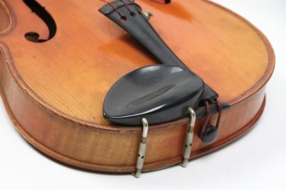 null Violon Mirecourt.

XXème siècle. 

Etiquette Breton.

L: 35,7 cm pour le violon.

L:...