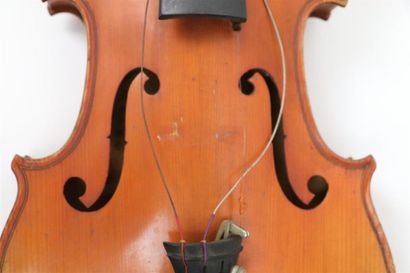 null Violon Mirecourt.

XXème siècle. 

Etiquette Breton.

L: 35,7 cm pour le violon.

L:...