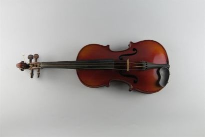 null Violon 3/4 Mirecourt. 

XXème siècle. 

Etiquette apocryphe Stradivarius. 

(Assez...