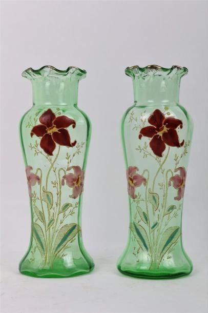 null LEGRAS (attribué à).

Paire de vases en verre vert à décor floral émaillé.

Vers...