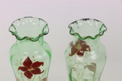 null LEGRAS (attribué à).

Paire de vases en verre vert à décor floral émaillé.

Vers...