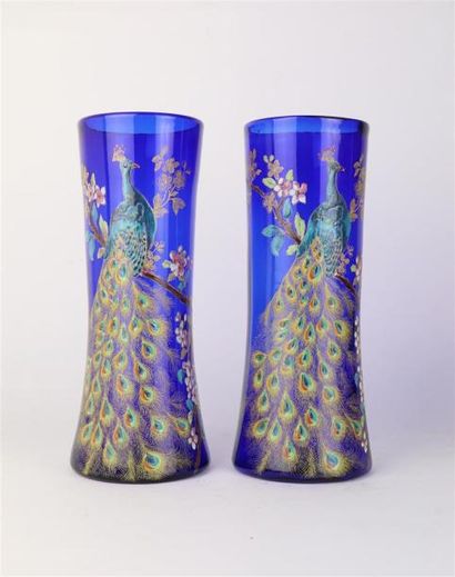 null Paire de vases en verre bleu profond à décor émaillé de paons.

Vers 1900.

H_28...