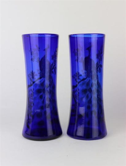 null Paire de vases en verre bleu profond à décor émaillé de paons.

Vers 1900.

H_28...
