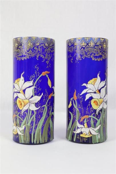 null Paire de vases rouleau en verre émaillé, à décor d'iris sur fond bleu.

Vers...