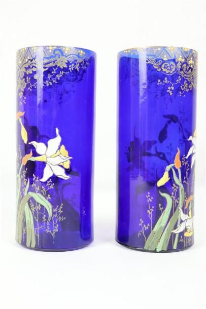 null Paire de vases rouleau en verre émaillé, à décor d'iris sur fond bleu.

Vers...