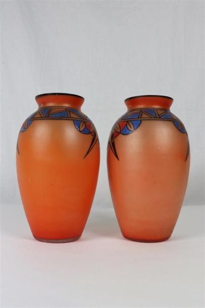 null JOMA.

Paire de vases en verre à fond orange, à décor émaillé de motifs stylisés.

Vers...