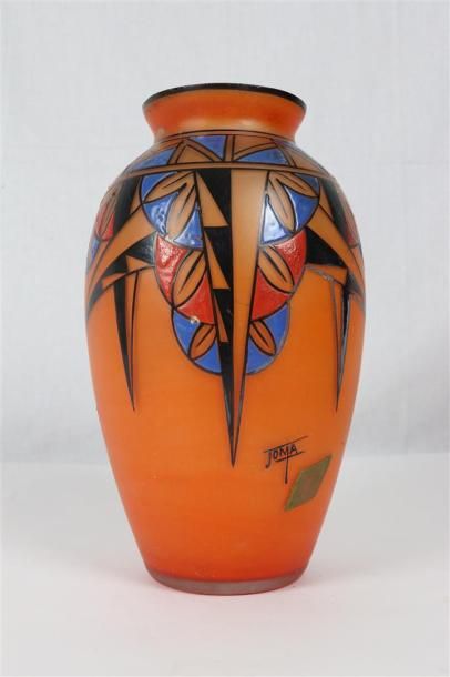 null JOMA.

Paire de vases en verre à fond orange, à décor émaillé de motifs stylisés.

Vers...