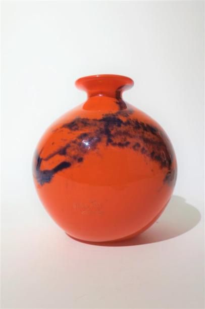 null MULLER FRERES, Lunéville.

Vase boule en verre marmoréen de couleur rouge

Signé...