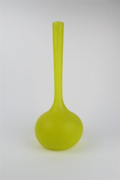 null Vase soliflore à haut col en verre marmoréen jaune. 

H_45 cm